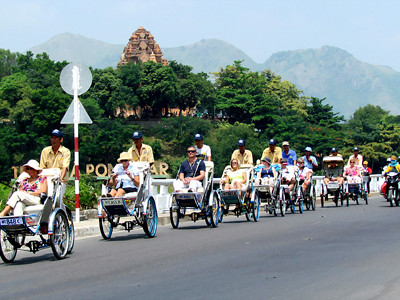 Du khách từ tàu Diamond Princess dạo xích lô qua Tháp Bà, cầu Xóm Bóng, Nha Trang 