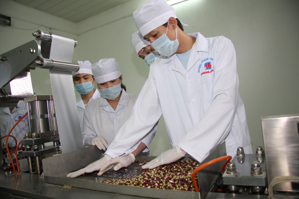 Kiểm tra quy trình sản xuất đóng gói vỉ thuốc tại Nhà máy Dược phẩm Tâm Bình