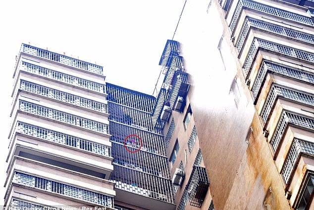 Hình ảnh nhìn từ dưới lên. Cô bé đang mắc kẹt ở tầng 24