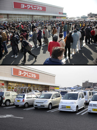 Bức ảnh chụp đoàn người xếp hàng mua đồ ăn tại một siêu thị ở Sendai vào 14-3-2011 và một bức ảnh cùng một địa điểm 1 năm sau.