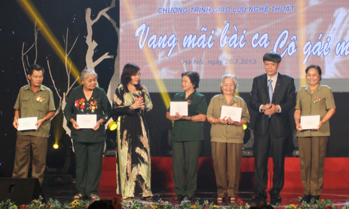 Nhiều phần quà được tặng cựu TNXP các tỉnh