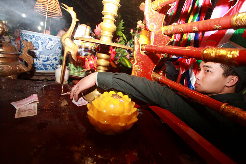 Nhiều người ngang nhiên cướp tiền lẻ, đồ thờ cúng