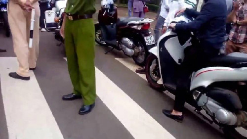 Những chiếc xe tại hiện trường mang biển số 81 của Gia Lai. Những chiếc xe tại hiện trường mang biển số 81 của Gia Lai