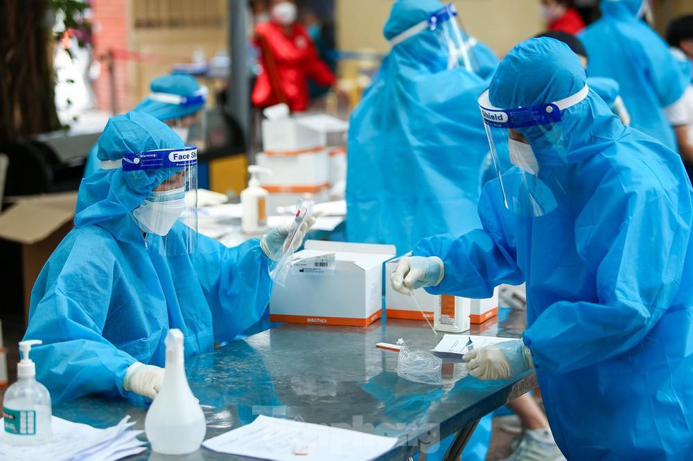 Vắc xin COVID-19 được nghiên cứu, phát triển và đưa vào sử dụng từ cuối năm 2020. Đến nay vắc xin được coi là biện pháp quan trọng trong phòng chống dịch COVID-19.