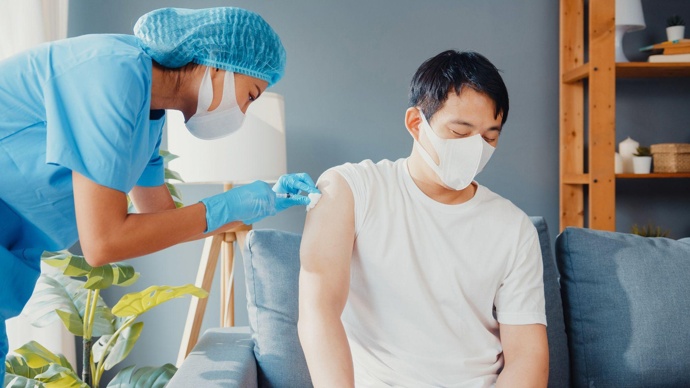 Theo hướng dẫn của Bộ Y tế tại công văn 10722/BYT-DP ngày 17/12/2021, các đối tượng từ 18 tuổi trở lên và có tình trạng suy giảm miễn dịch mức độ vừa và nặng, những người tiêm 2 liều vắc xin Sinopharm, Spunik V trong vòng 3 tháng thì cần tiêm mũi bổ sung.