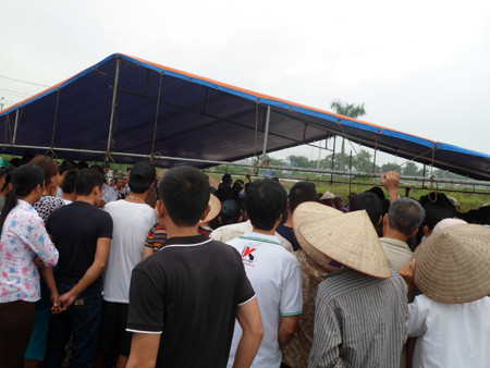 Người dân đến xem cơ quan chức năng khám nghiệm tử thi. Đông đảo người dân hiếu kỳ đến xem cơ quan chức năng khám nghiệm tử thi