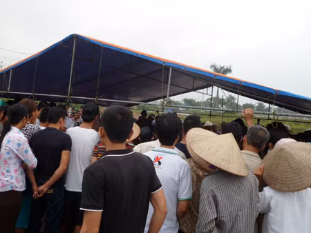 Đông đảo người dân hiếu kỳ đến xem cơ quan chức năng khám nghiệm tử thi