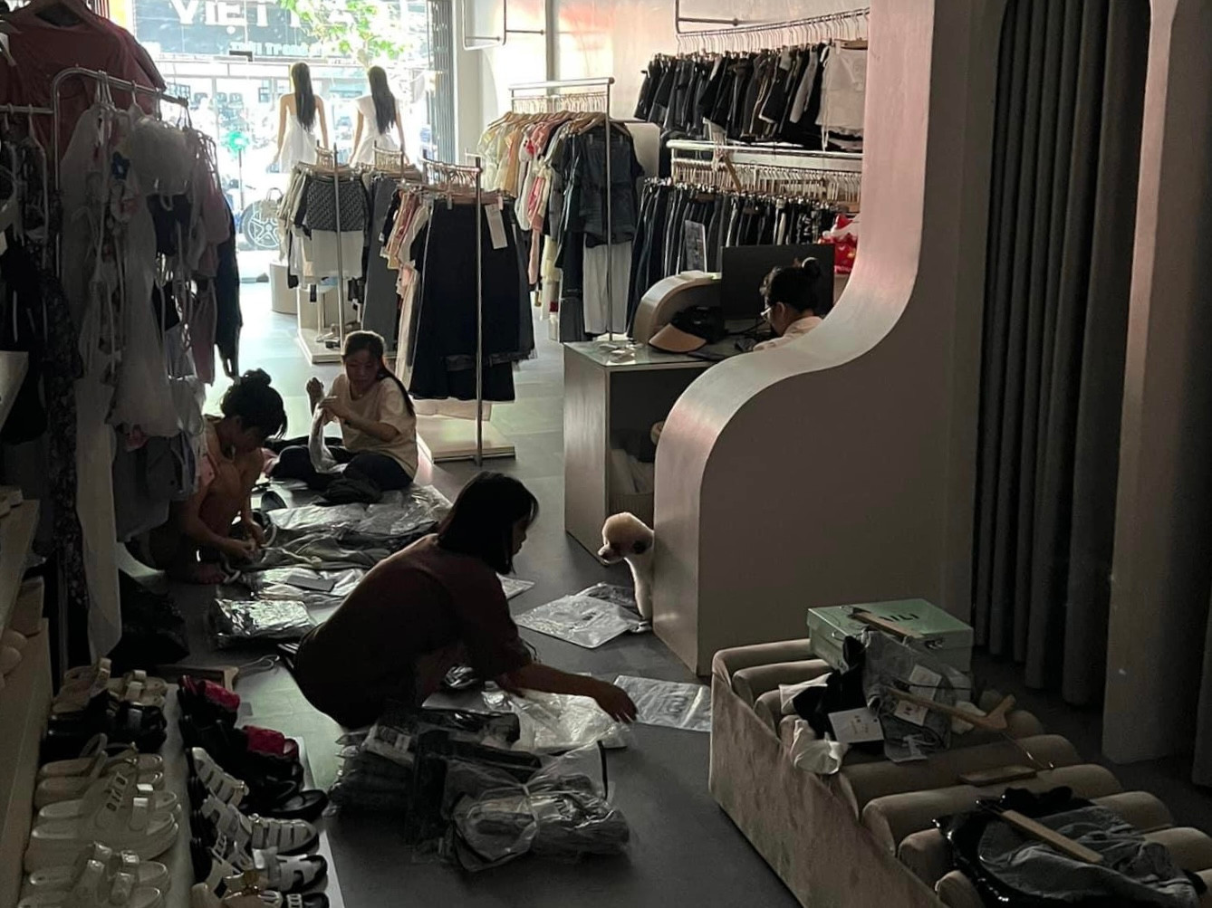 Trong bóng tối, nhân viên soạn hàng gửi khách mua online. Trong bóng tối, nhân viên soạn hàng gửi khách mua online.