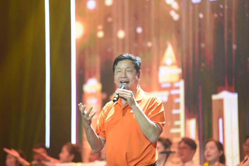 Tại tập đoàn FPT, chủ tịch Trương Gia Bình và ban lãnh đạo thường xuyên thể hiện giọng hát trong các sự kiện đặc biệt.