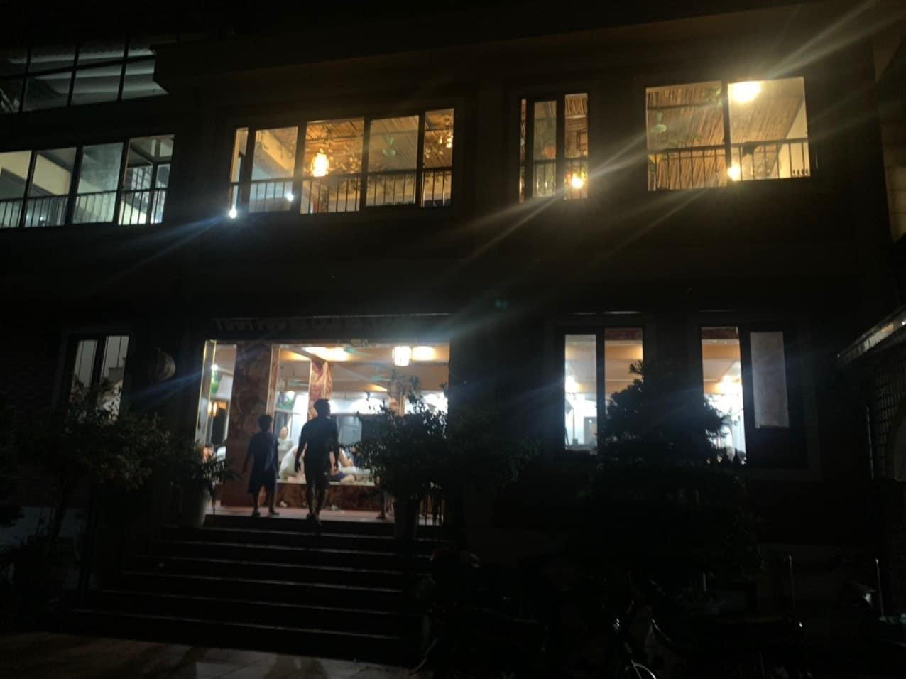 Nhà hàng tại Hà Nội dùng máy phát điện để hoạt động. Nhà hàng tại Hà Nội dùng máy phát điện để hoạt động.