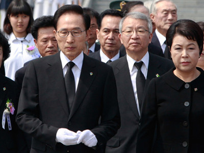 Vợ chồng Tổng thống Hàn Quốc Lee Myung-bak (hàng đầu). Ảnh: Getty Images