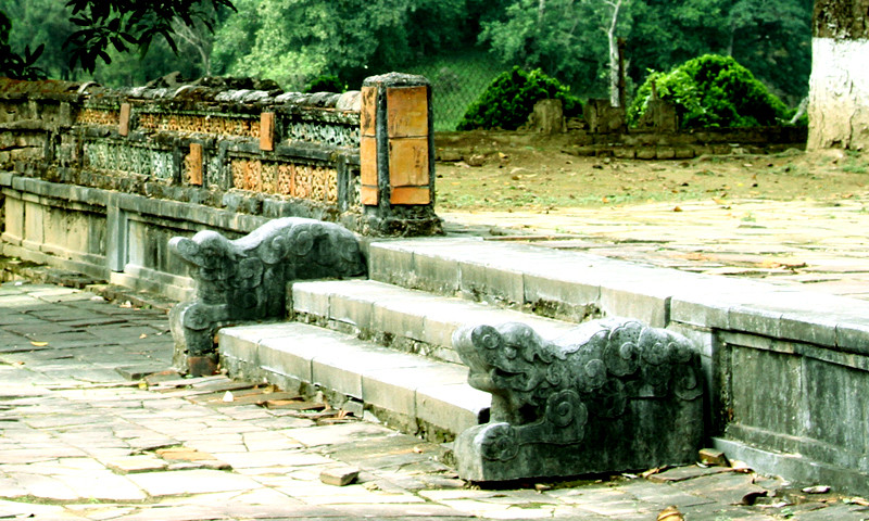 Tại những bậc thềm tam cấp đều có trang trí họa tiết đầu rlân được cách điệu