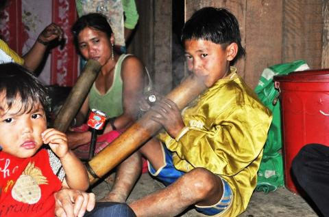 Mẹ con cùng… hút 