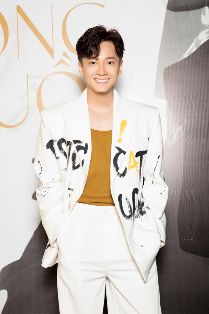 Ngô Kiến Huy tại buổi ra mắt MV thứ 3 trong năm 2022.