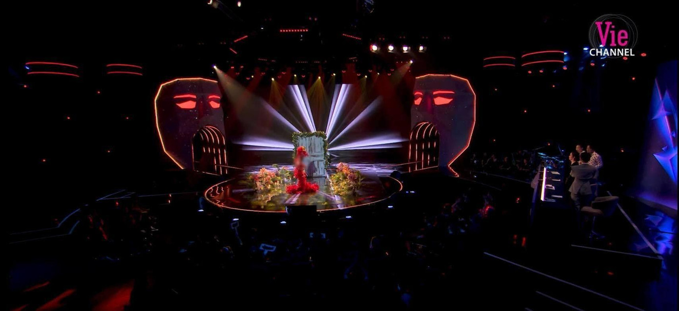 Camera ghi hình chuyển sang cảnh toàn và phần mặt Phượng Hoàng Lửa được làm mờ đi Camera ghi hình chuyển sang cảnh toàn và phần mặt Phượng Hoàng Lửa được làm mờ đi