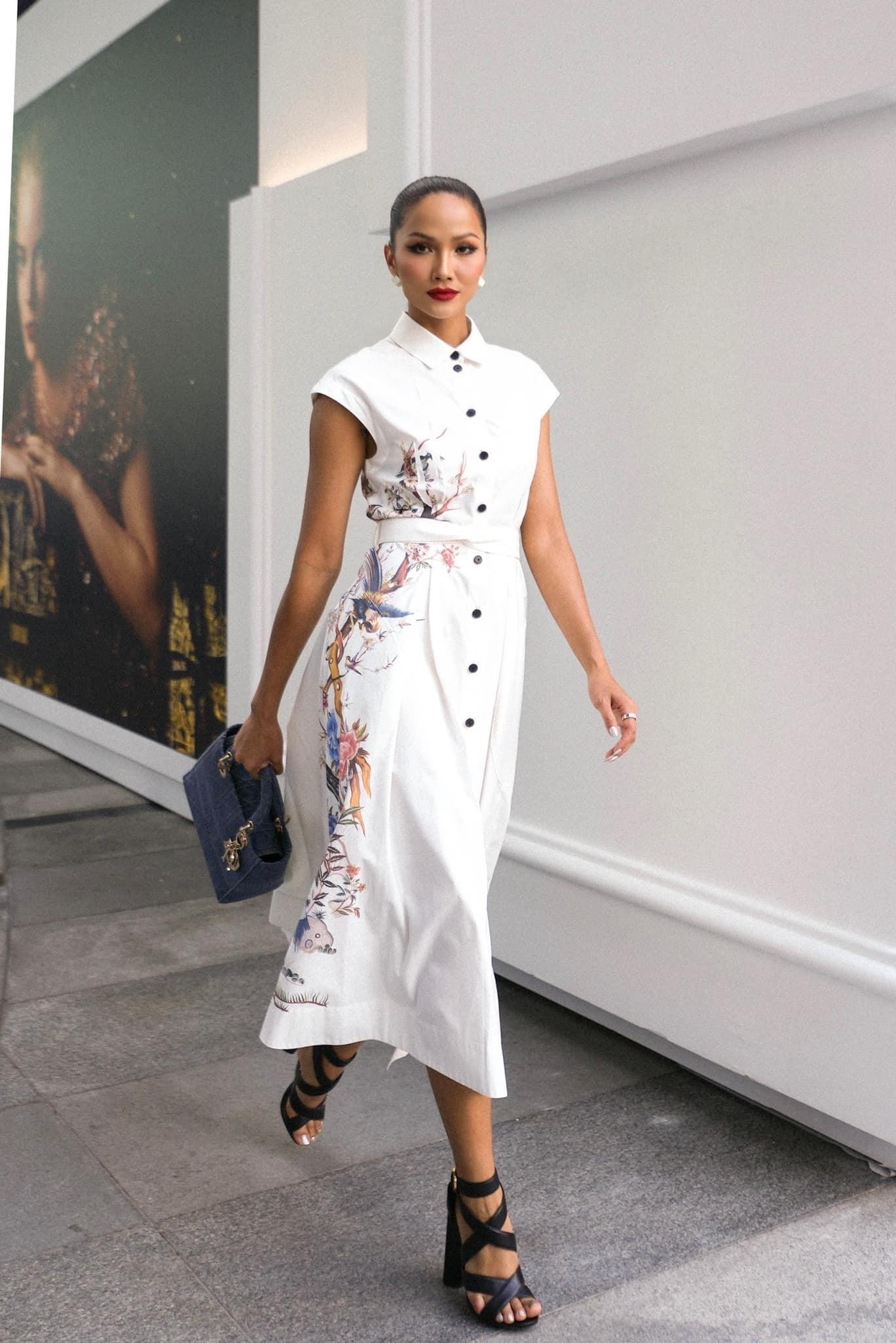 Hoa hậu H'Hen Niê tự tin sải bước tại sự kiện. Hoa hậu H'Hen Niê tự tin sải bước tại sự kiện.