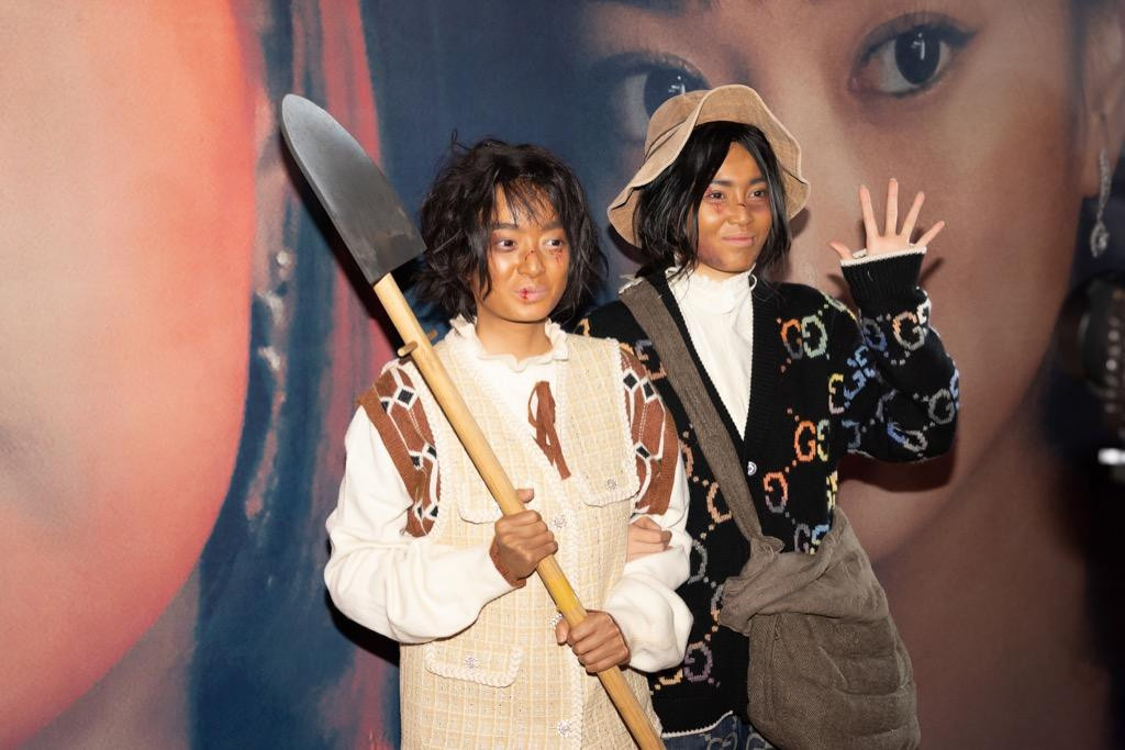 Kaity Nguyễn và Lan Ngọc tái hiện tạo hình nhân vật trong Cô Gái Từ Quá Khứ