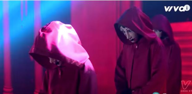 Team Queen xuất hiện đầy bí ẩn trên sân khấu. Team Queen xuất hiện đầy bí ẩn trên sân khấu.