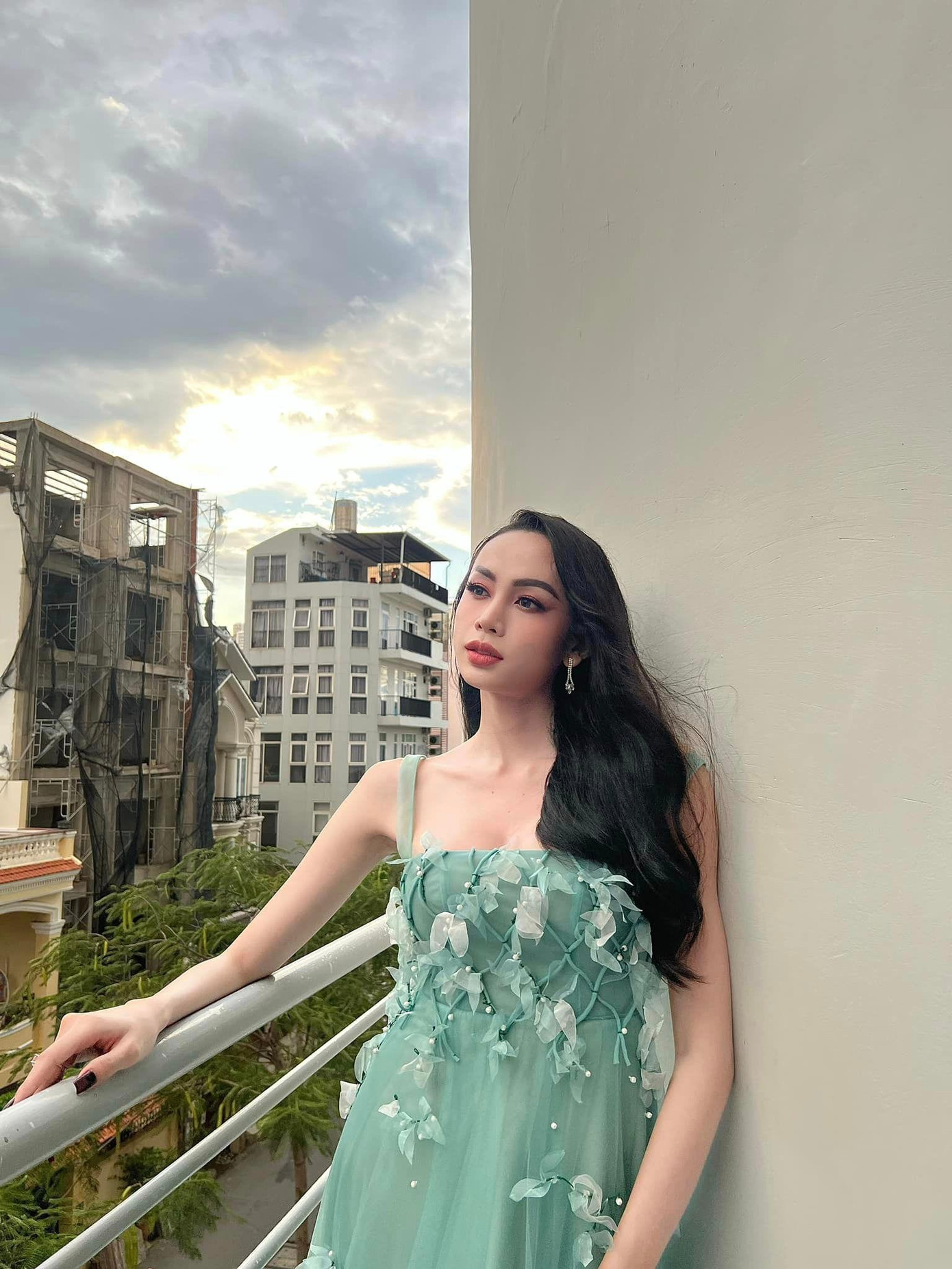 Với trang phục thường ngày, Lương Mỹ Kỳ thường diện các kiểu váy tôn được vóc dáng.