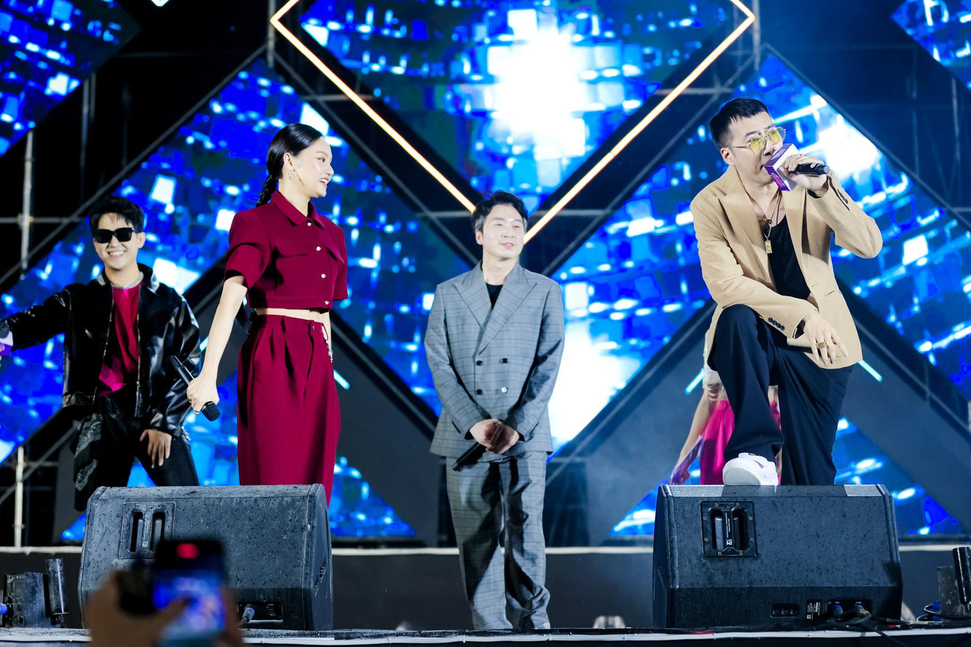 Only C, Karik và Miu Lê cùng thể hiện ca khúc Anh Không Đòi Quà Only C, Karik và Miu Lê cùng thể hiện ca khúc Anh Không Đòi Quà