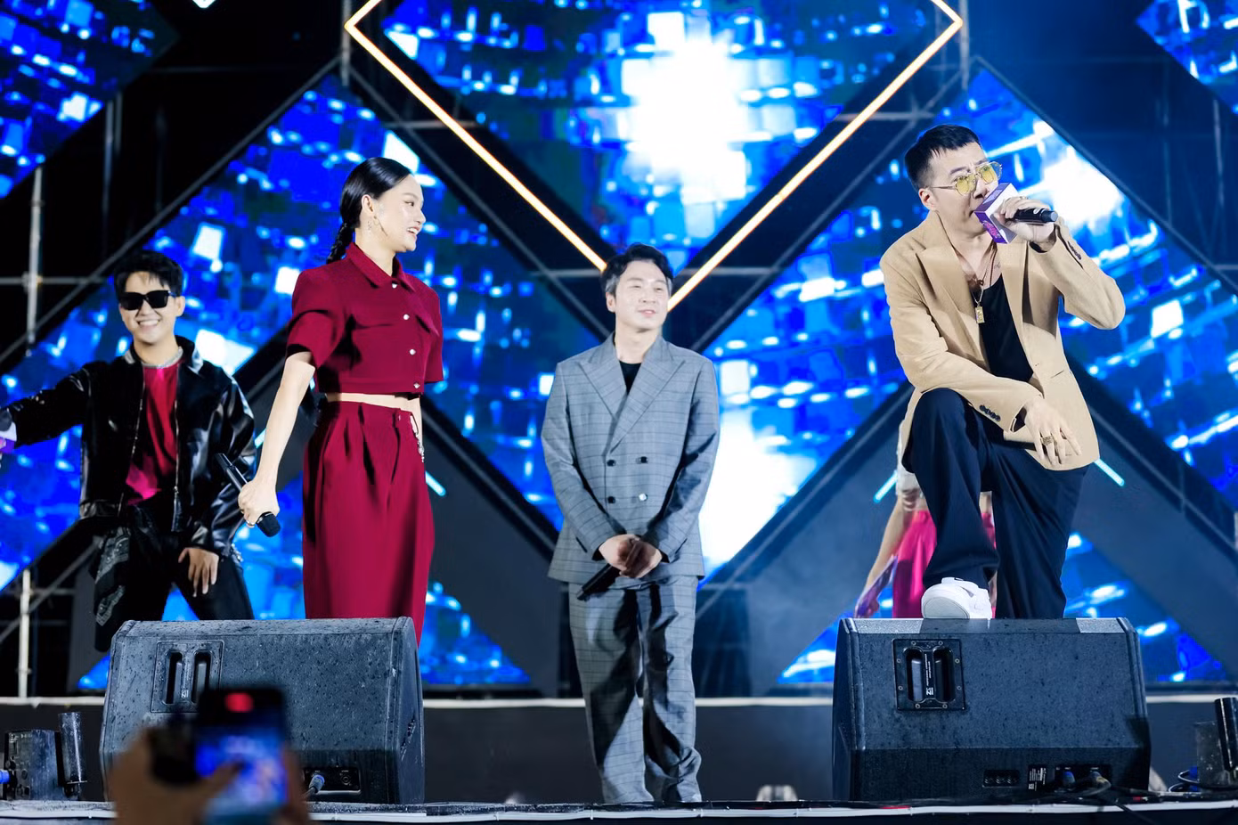 Only C, Karik và Miu Lê cùng thể hiện ca khúc Anh Không Đòi Quà
