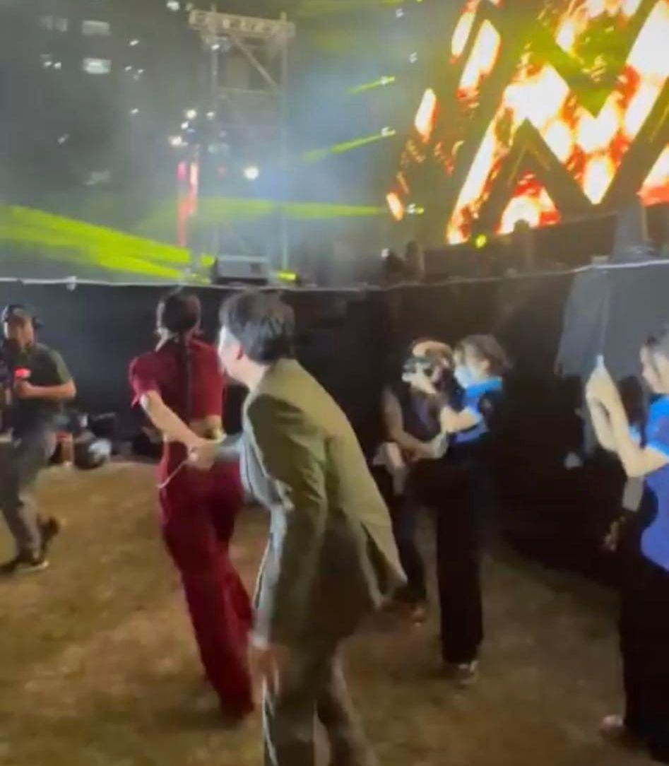 Miu Lê nhiệt tình kéo Karik lên sân khấu hát chung... Miu Lê nhiệt tình kéo Karik lên sân khấu hát chung...