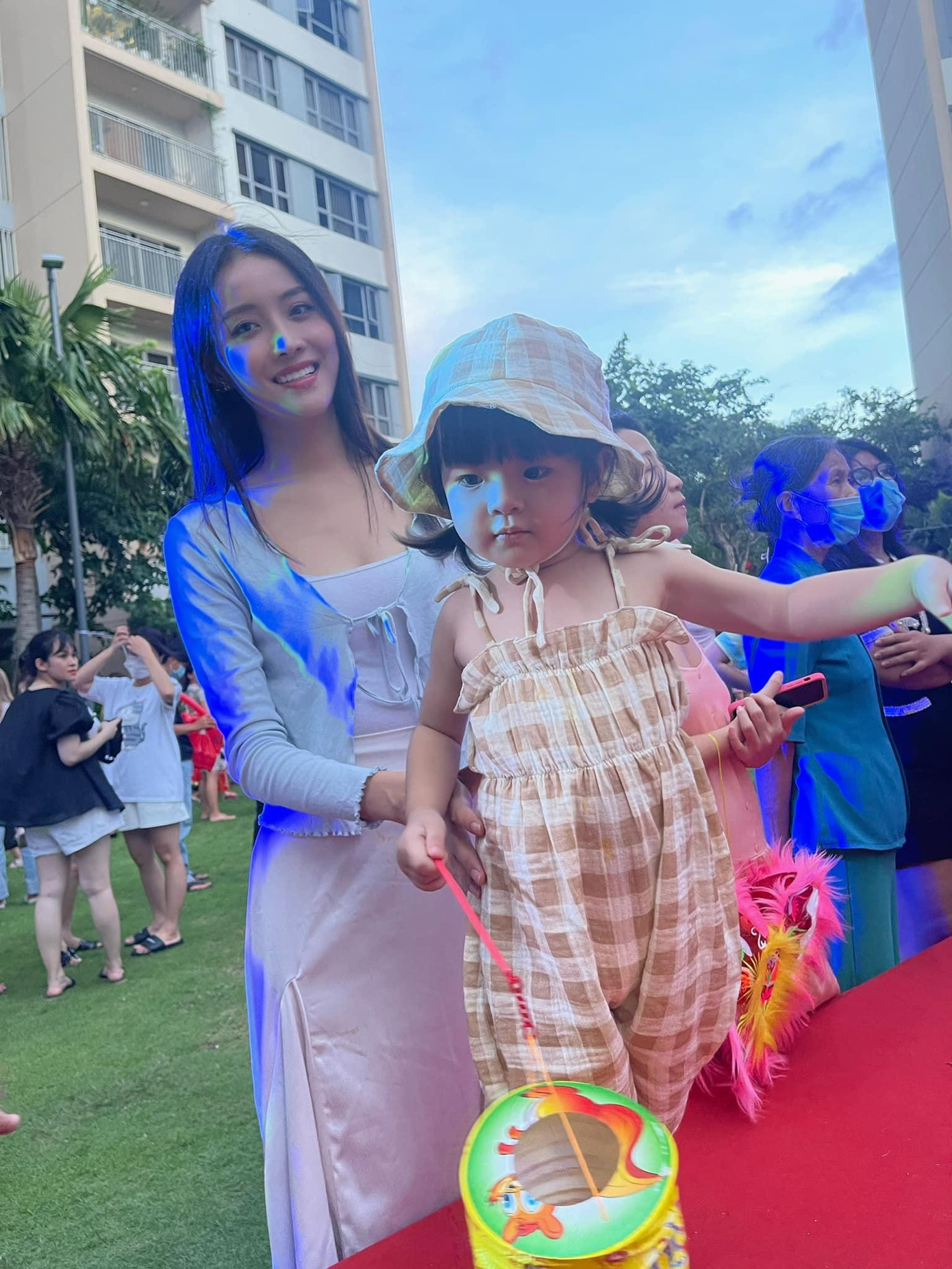 Nữ diễn viên dành thời gian đưa con gái đi chơi, mua sắm...