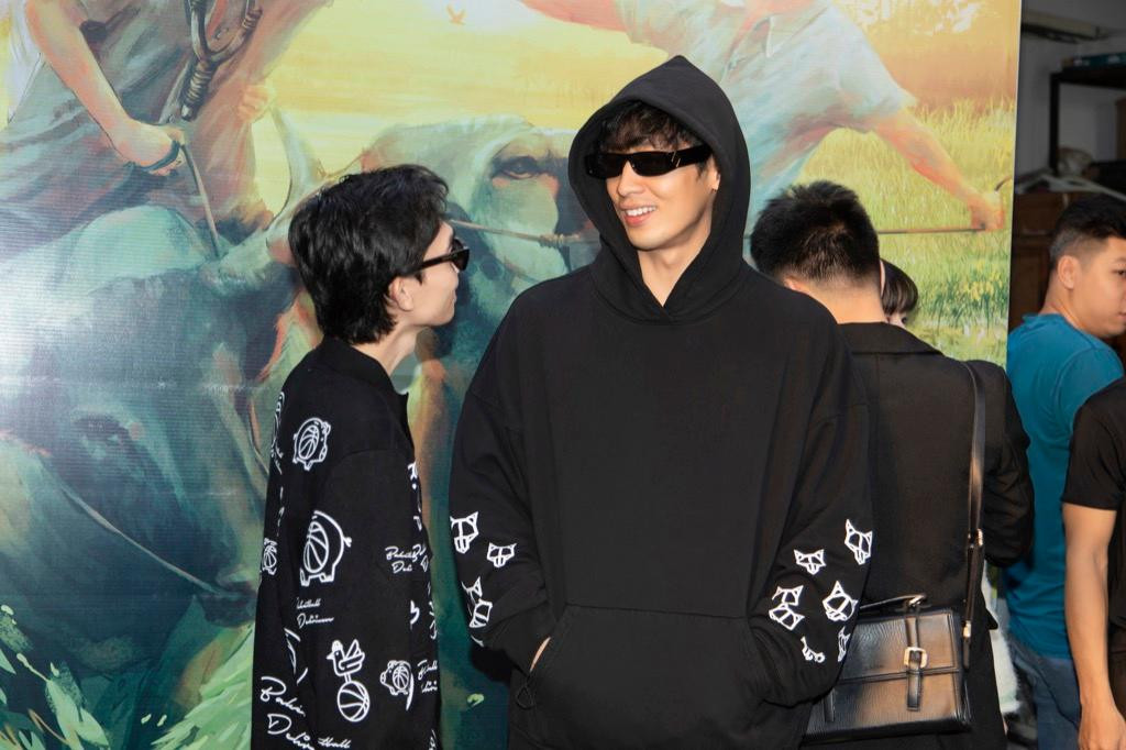 Tuấn Trần tại buổi khai máy phim Đất Rừng Phương Nam Tuấn Trần tại buổi khai máy phim Đất Rừng Phương Nam