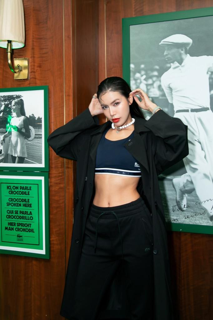 Nữ siêu mẫu chủ yếu diện trang phục thể thao năng động, cá tính trong chuyến đi