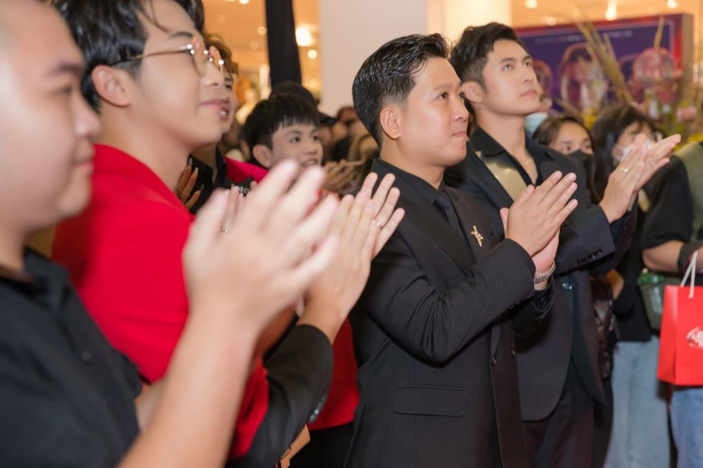 Trường Giang đến chúc mừng Huỳnh Lập