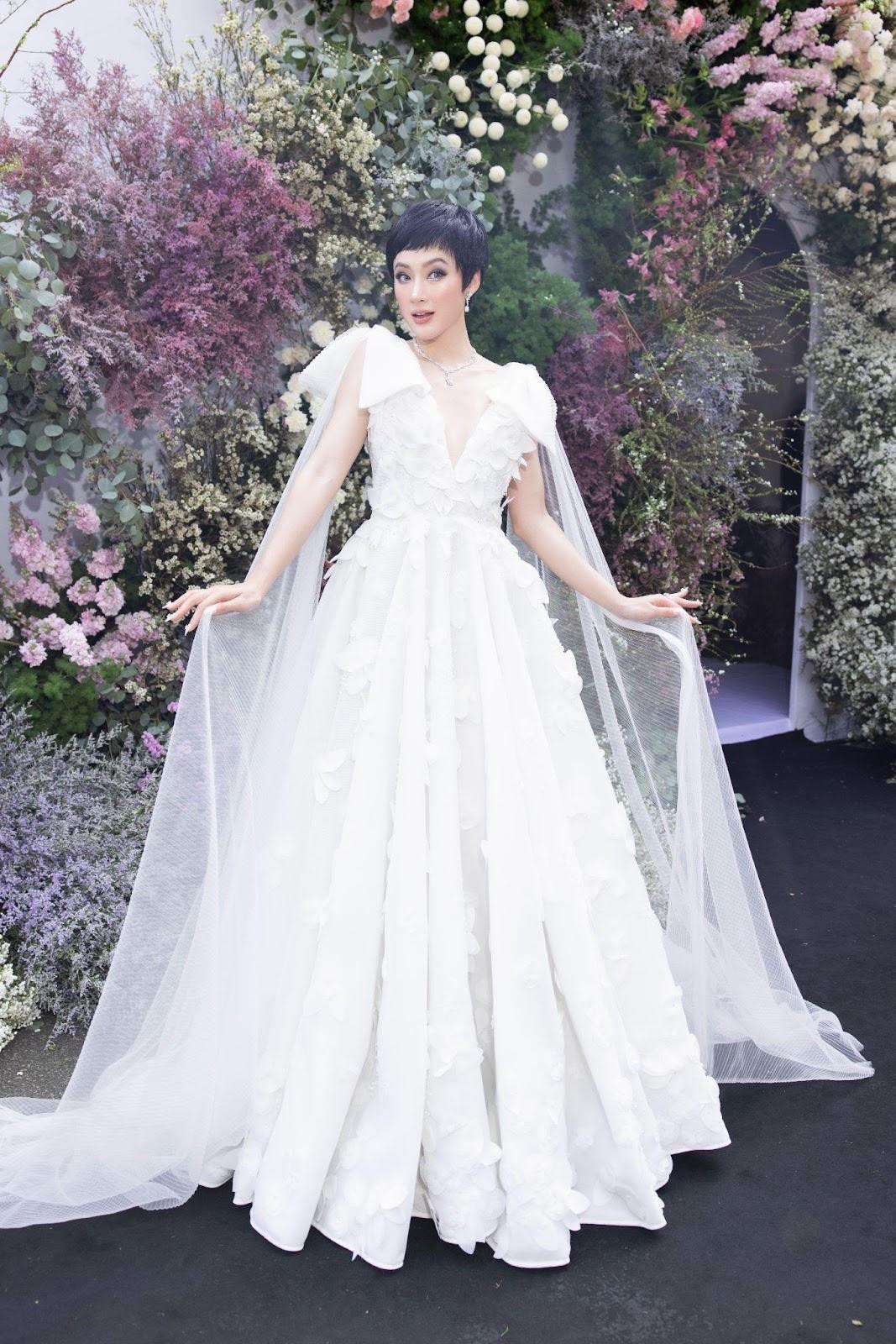 Angela Phương Trinh lạ lẫm với kiểu tóc ngắn cá tính.