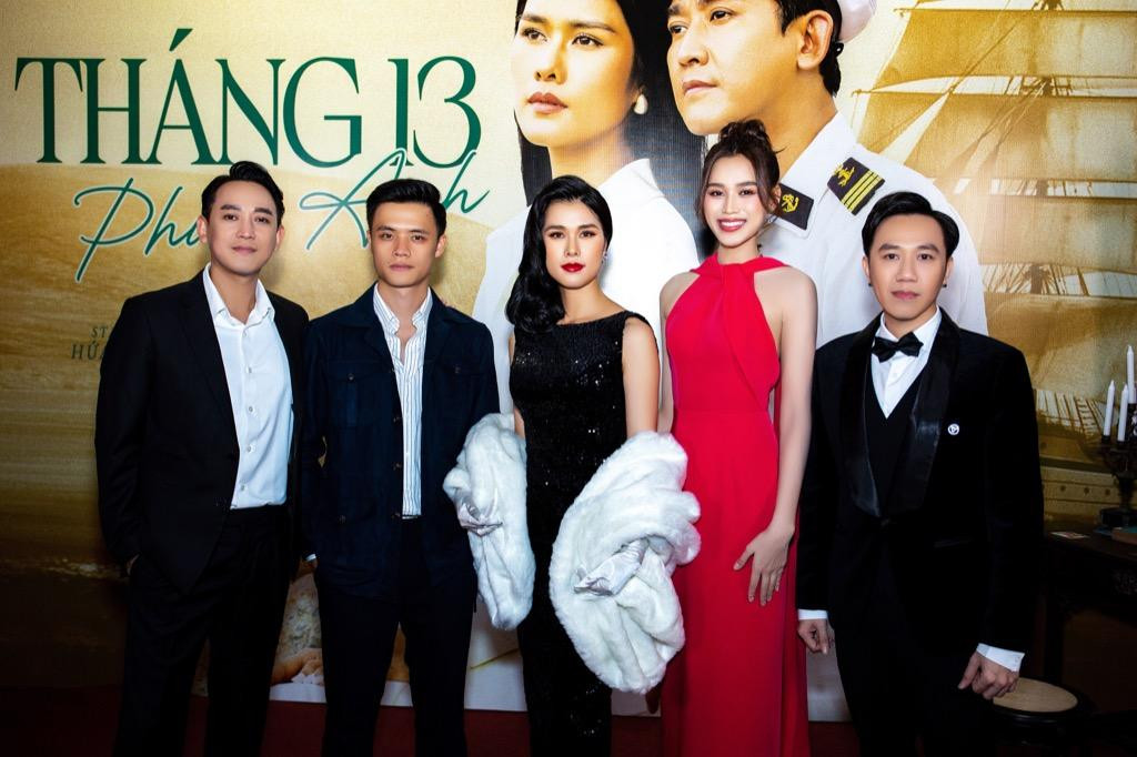 Nàng hậu chụp ảnh cùng ca sĩ Phúc Anh, diễn viên Hứa Vĩ Văn, Anh Đức.