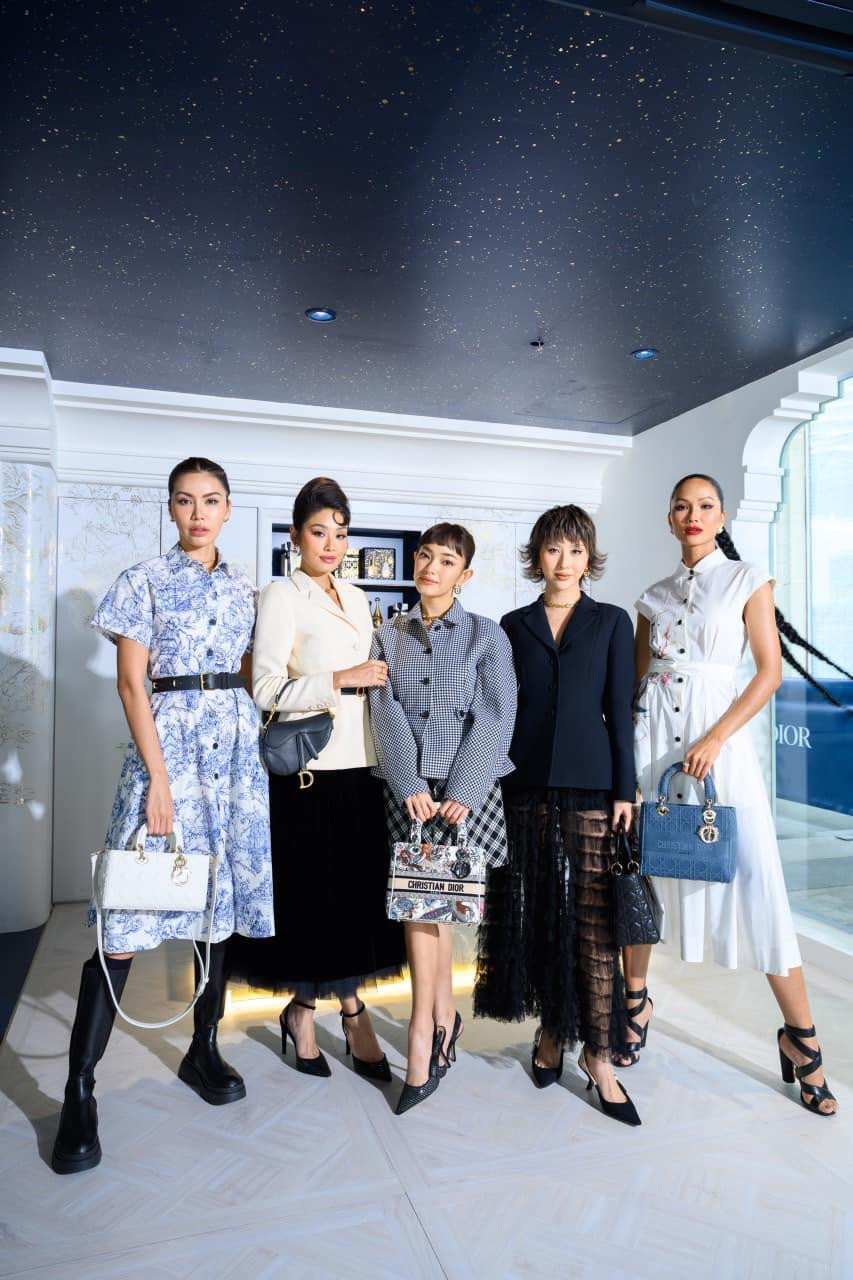 Chiều cao khiêm tốn của Châu Bùi khi đứng giữa "hội chị em chân dài". Chiều cao khiêm tốn của Châu Bùi khi đứng giữa "hội chị em chân dài".