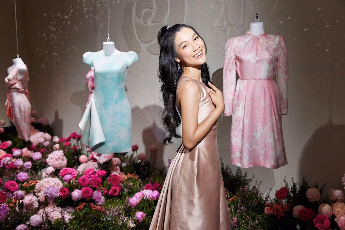 Á hậu Hoàng Oanh rạng rỡ, trẻ trung. Á hậu Hoàng Oanh rạng rỡ, trẻ trung.