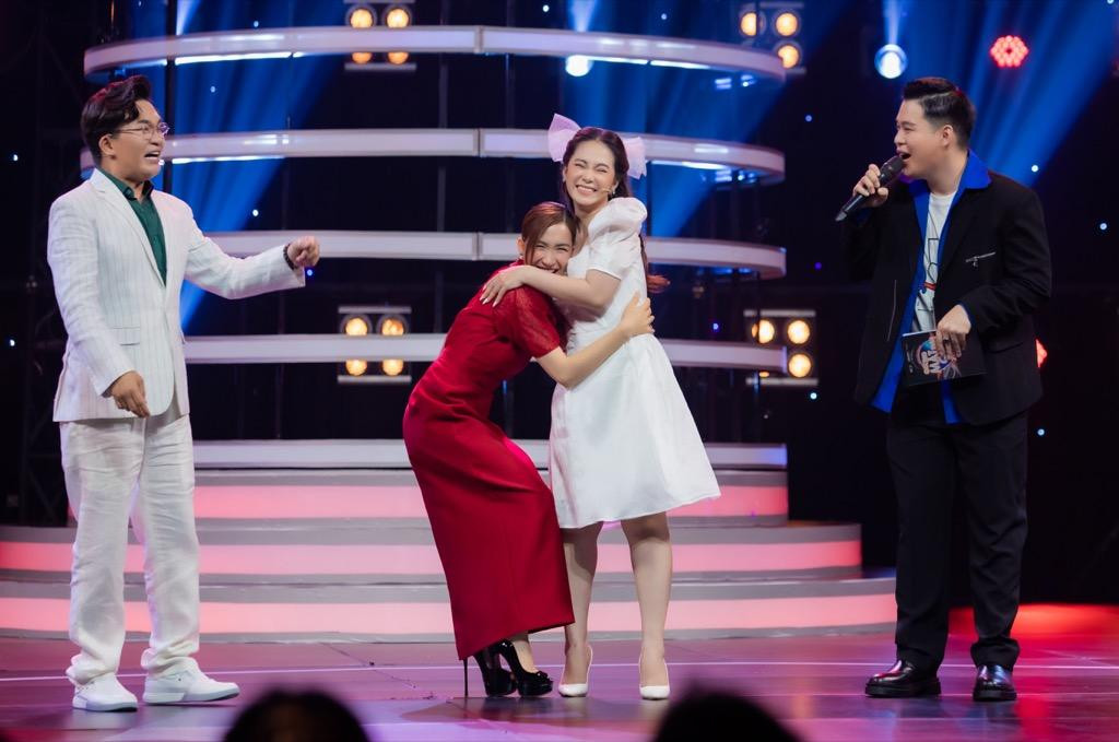Khoảnh khắc đáng yêu của Hòa Minzy và Lương Bích Hữu trên sân khấu Khoảnh khắc đáng yêu của Hòa Minzy và Lương Bích Hữu trên sân khấu