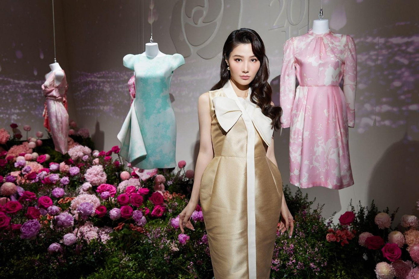 Diễm My 9x lựa chọn mẫu thiết kế đầy nữ tính.