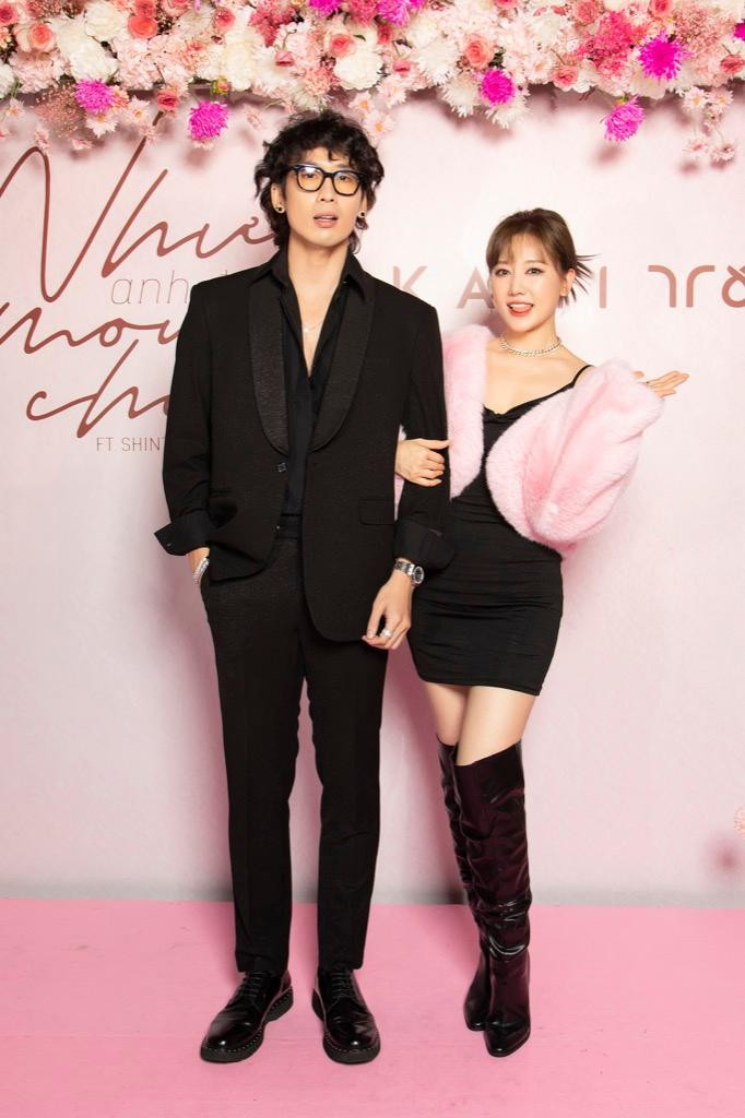 Tuấn Trần đến chúc mừng Hari Won.