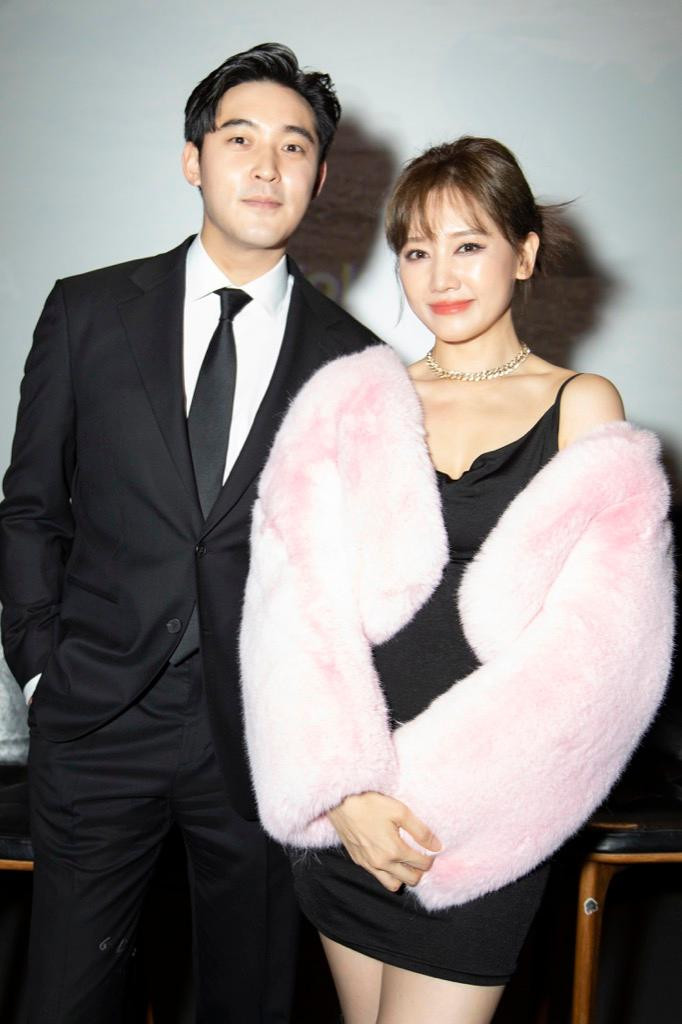 Nữ ca sĩ bên cạnh nam chính Kim J