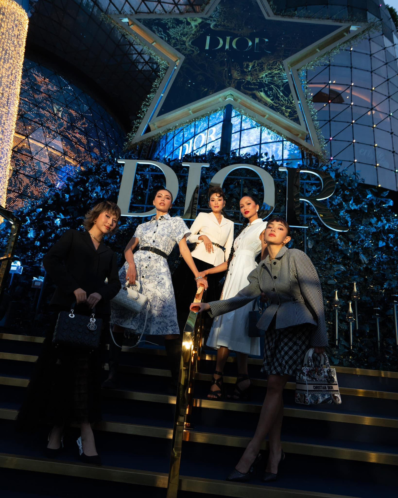 Dàn người đẹp đại diện của Việt Nam trong cùng một khung hình. Dàn người đẹp đại diện của Việt Nam trong cùng một khung hình.