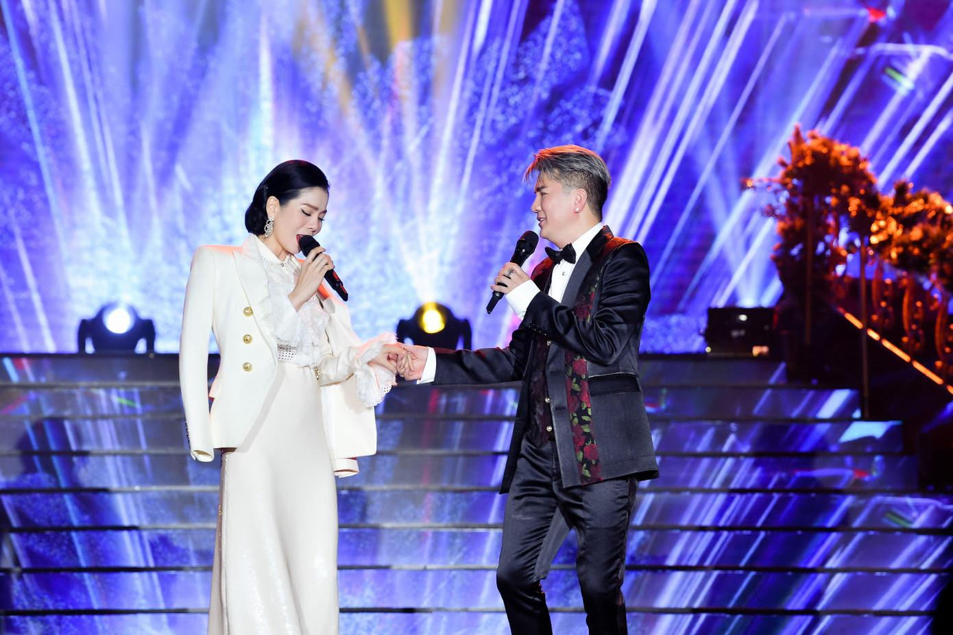 Lệ Quyên - Đàm Vĩnh Hưng thể hiện mashup Tình bơ vơ - Nếu đời không có anh Lệ Quyên - Đàm Vĩnh Hưng thể hiện mashup Tình bơ vơ - Nếu đời không có anh