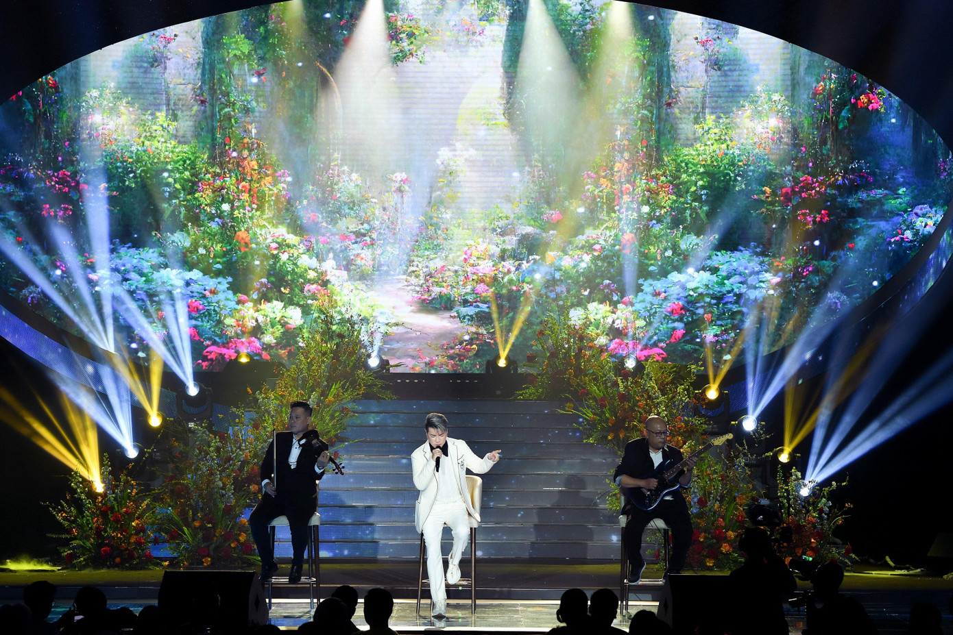 Mr. Đàm trình diễn Cá rô cùng Guitaris Tấn Phong và Violinist Hy Đạt Mr. Đàm trình diễn Cá rô cùng Guitaris Tấn Phong và Violinist Hy Đạt