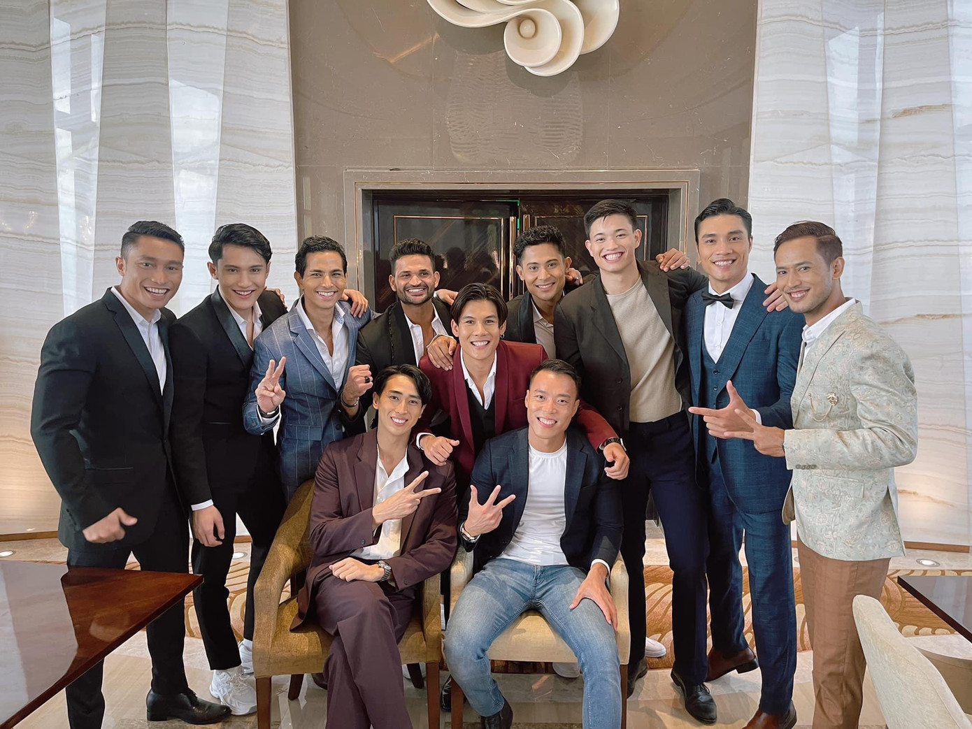 Trần Mạnh Kiên và dàn thí sinh tham gia Manhunt International 2022.