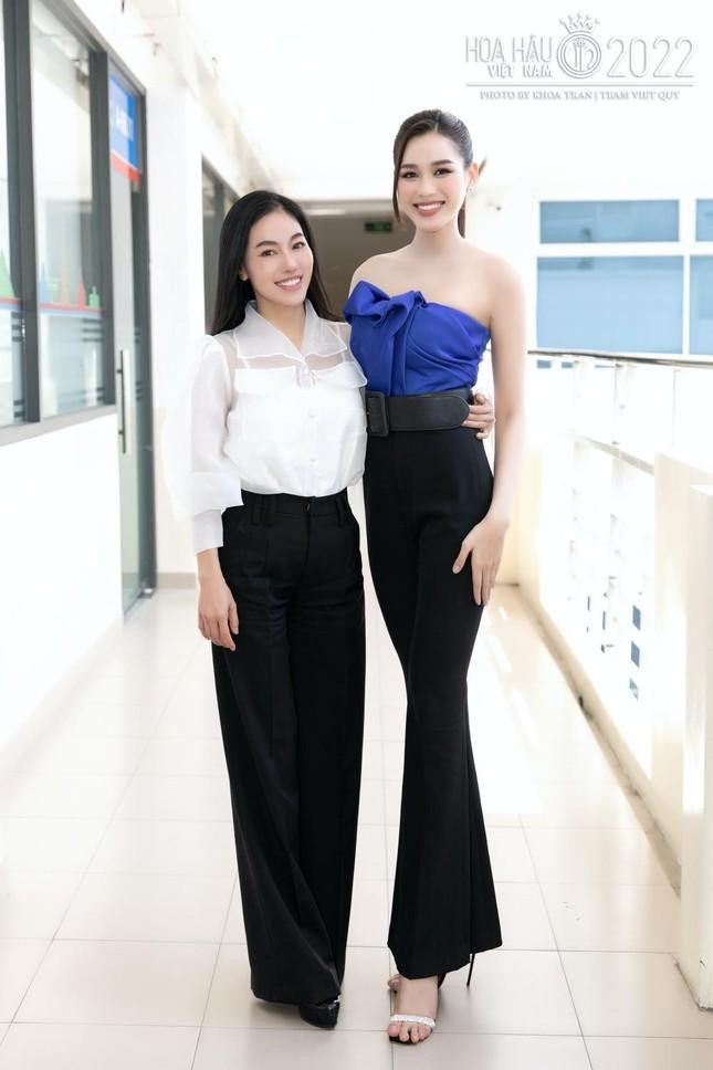 Hoa hậu Đỗ Thị Hà bên cạnh bà Phạm Kim Dung