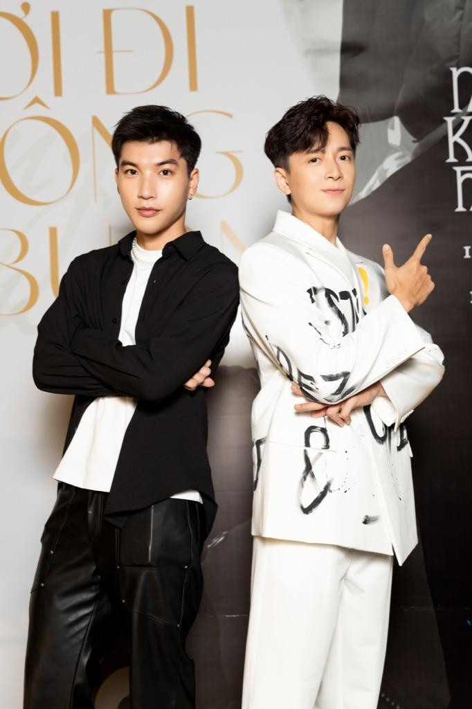 HIEUTHUHAI đến chúc mừng đàn anh.