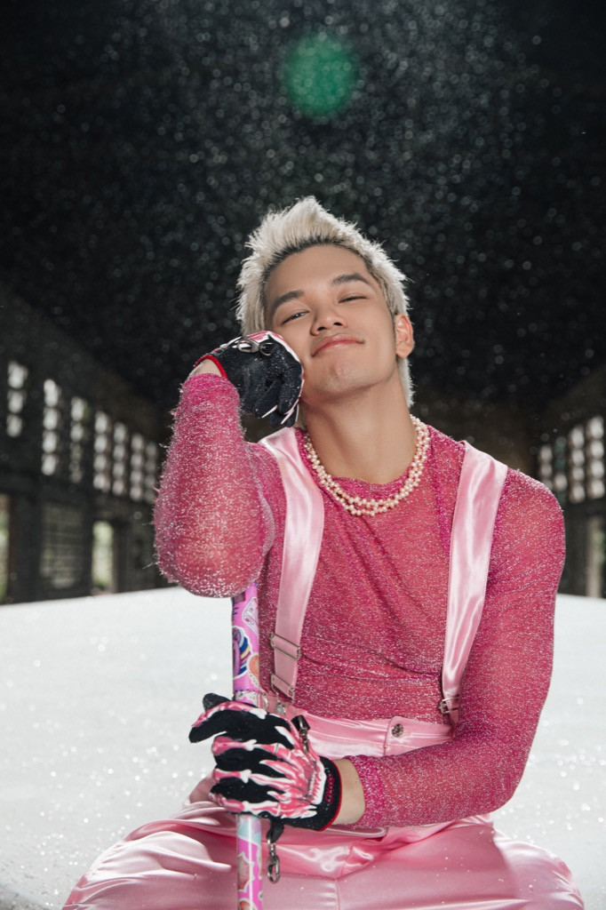 Trọng Hiếu đầu tư nhiều cho mảng thời trang trong các MV gần đây.