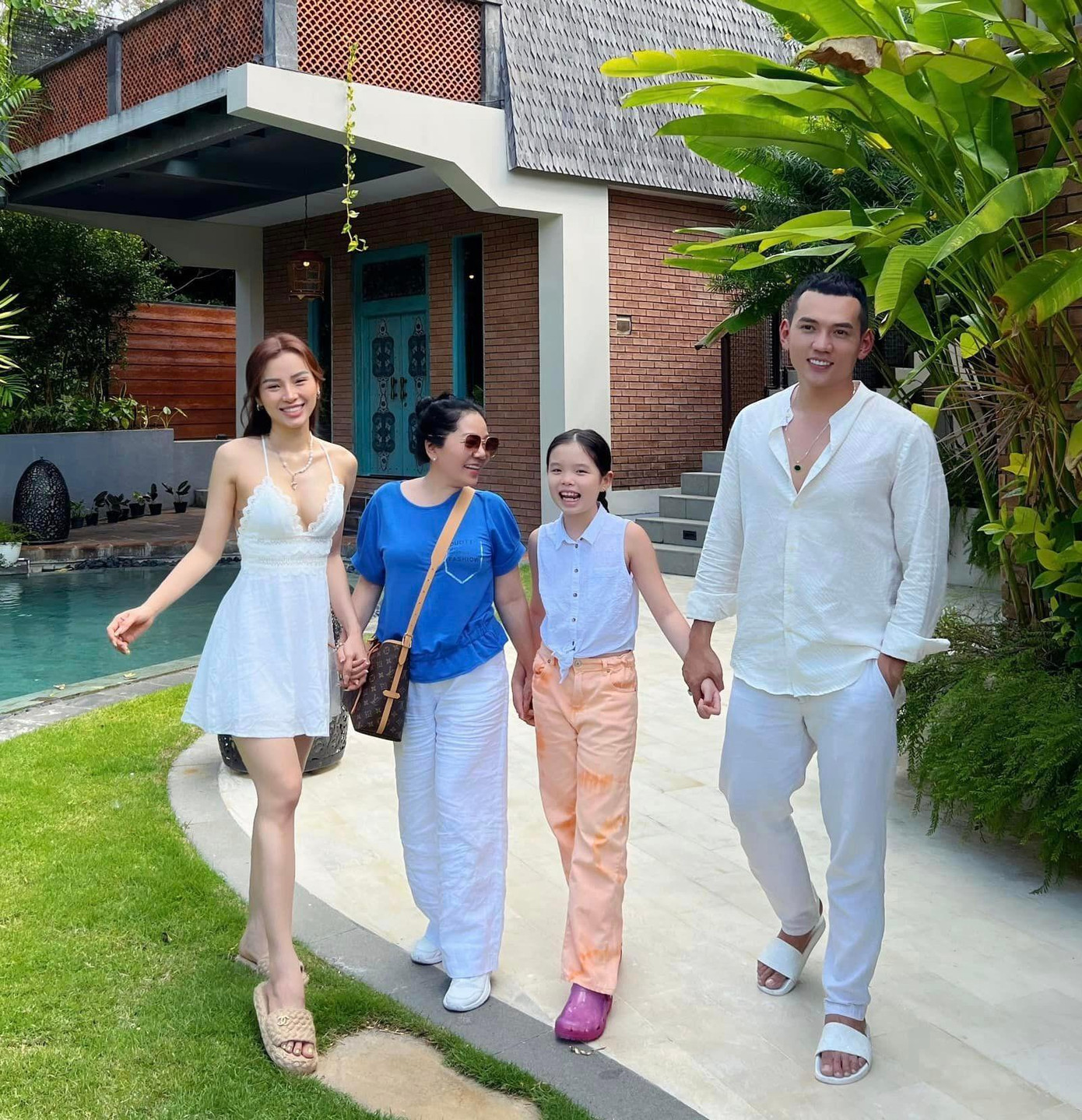 Gia đình nhỏ của Phương Trinh Jolie đi du lịch cùng nhau.