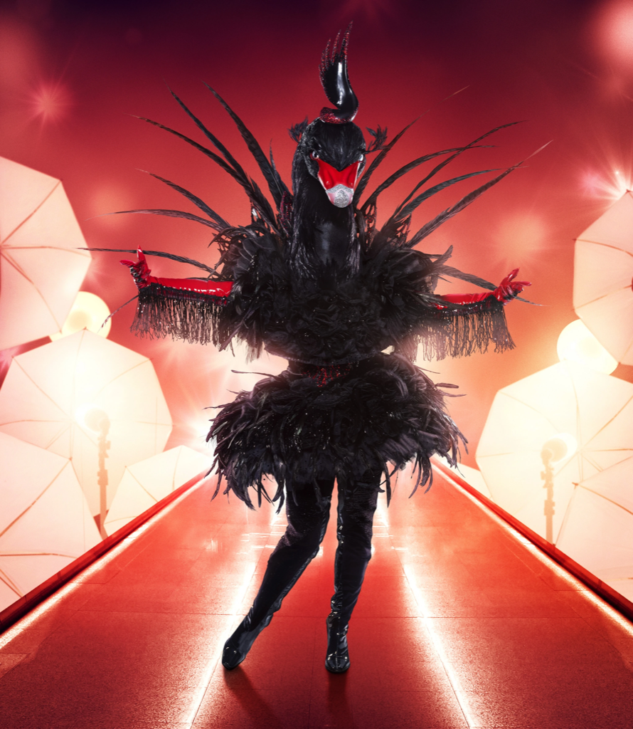 Mascot Black Swan của The Masked Singer bản Mỹ