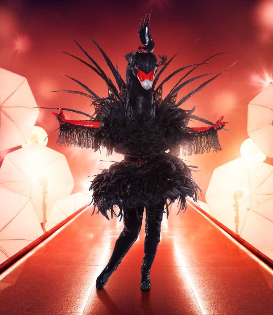 Mascot Black Swan của The Masked Singer bản Mỹ