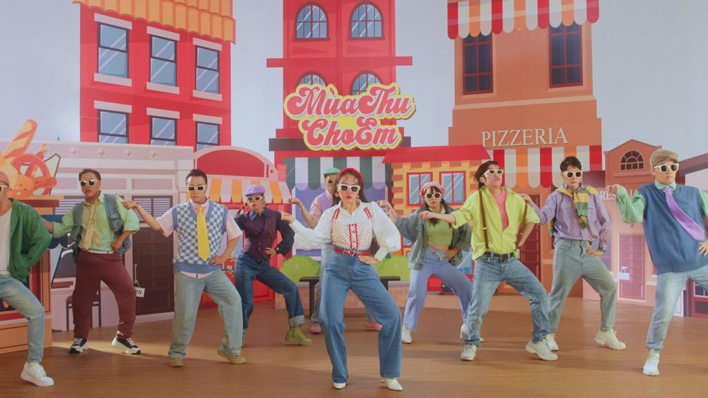 Phương Mỹ Chi cũng thử sức với bộ môn vũ đạo trong MV Mùa Thu Cho Em. Phương Mỹ Chi cũng thử sức với bộ môn vũ đạo trong MV Mùa Thu Cho Em.