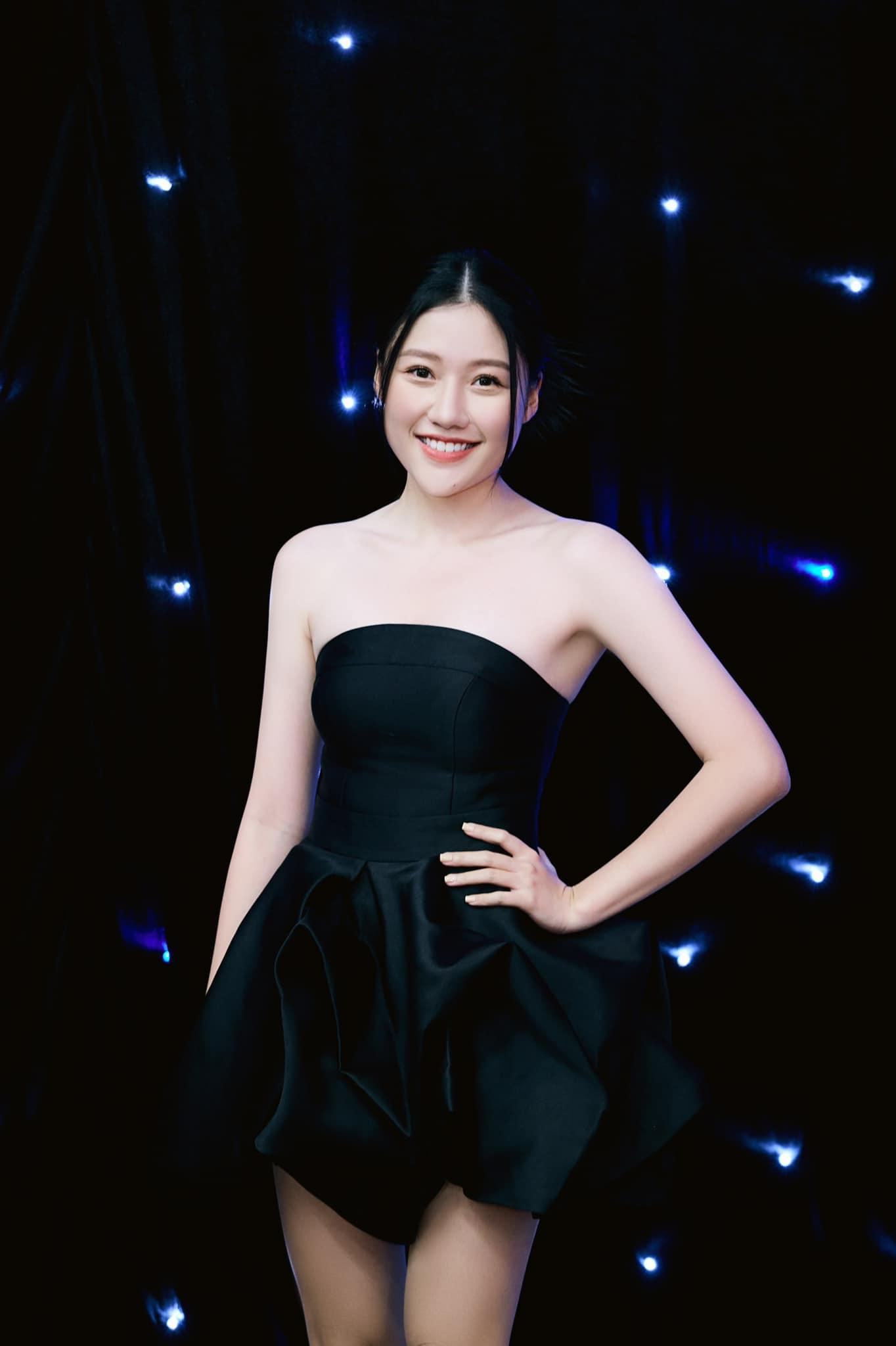 Nữ diễn viên thường chọn kiểu tóc búi gọn để làm nổi bật gương mặt.